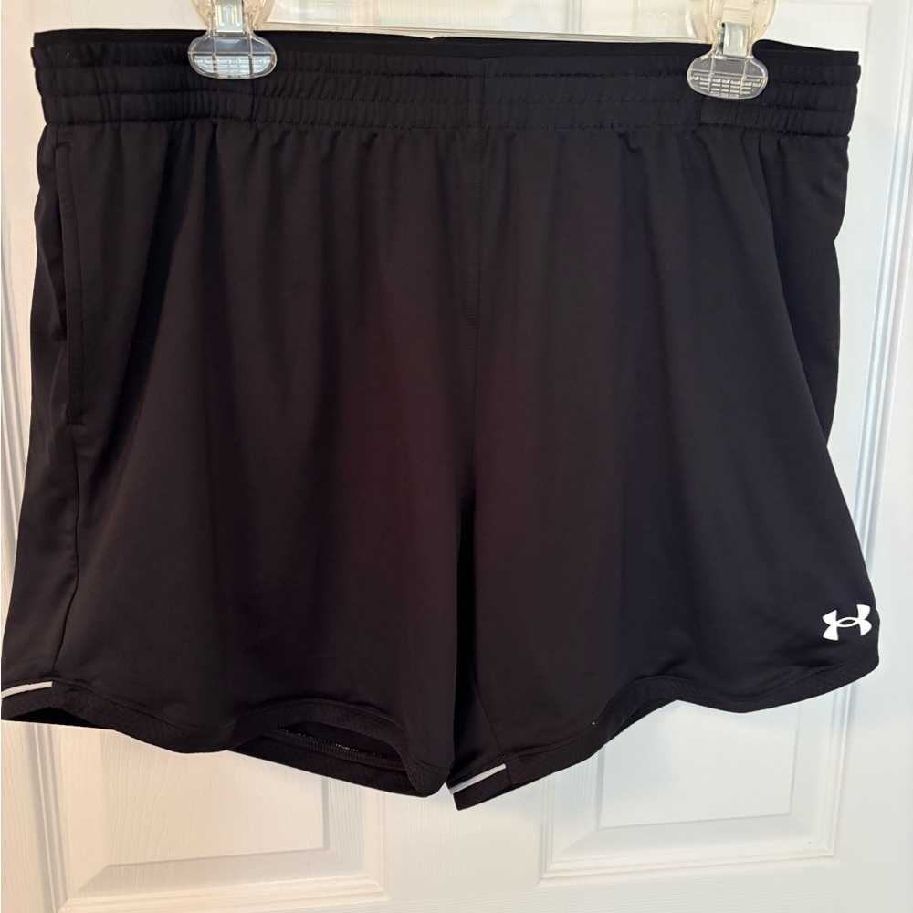 Under Armour Women's loose fit Black Shorts with pockets-Size Large